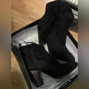 Heeled booties with fringe